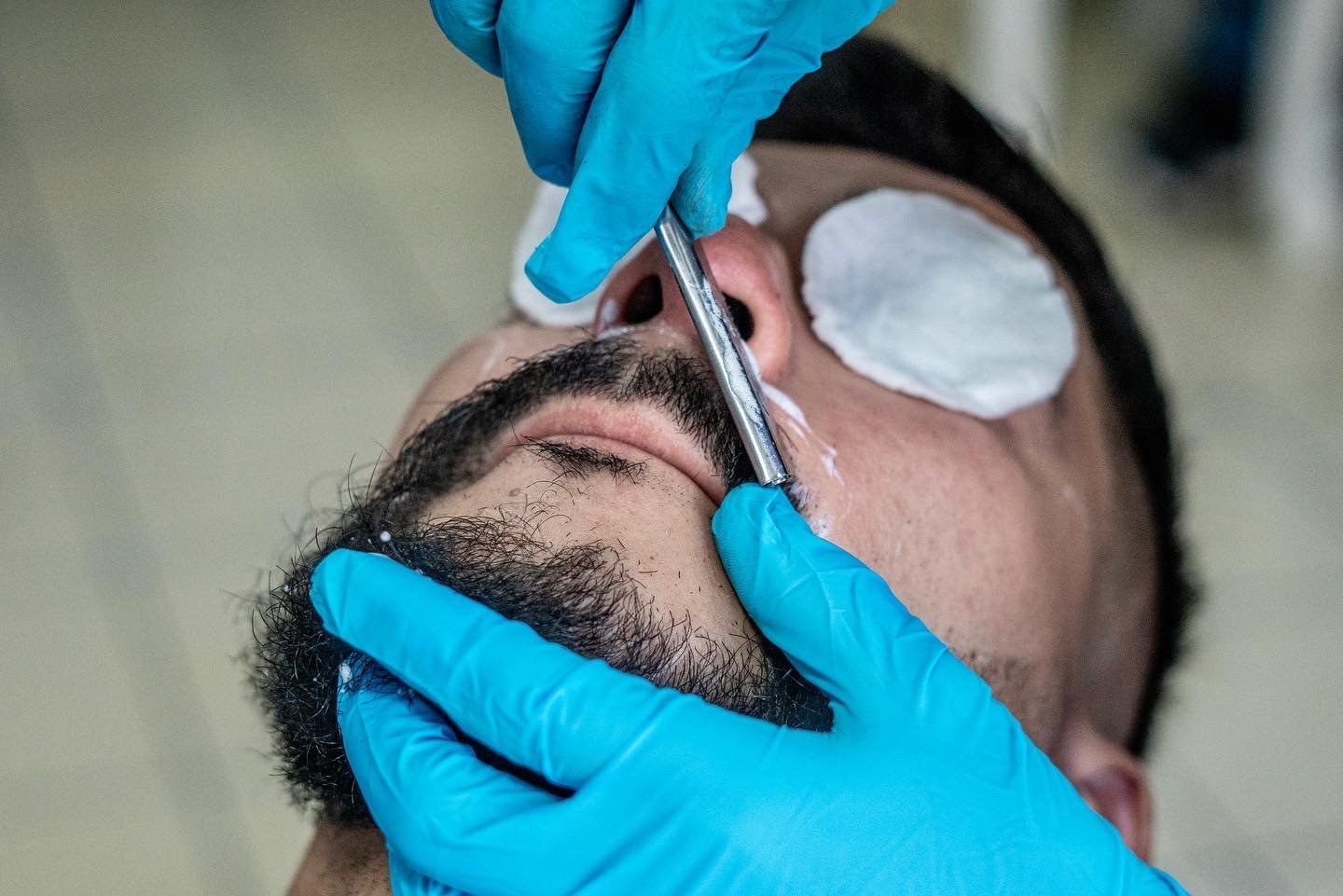 ¿Cómo usar una navaja de barbero y no morir en el intento? - BarbaReal